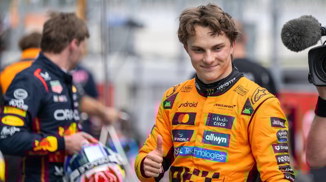 Oscar Piastri zeigt einen Daumen nach oben