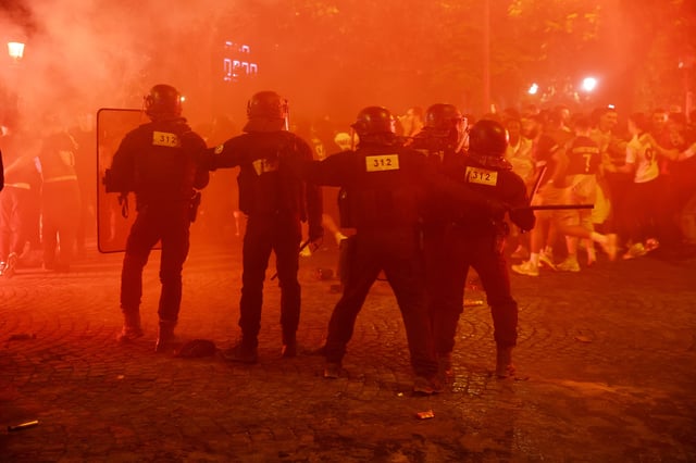 Abribus fracassé, chaos sur le périphérique, gaz lacrymogène...Les images des débordements à Paris après le sacre du PSG