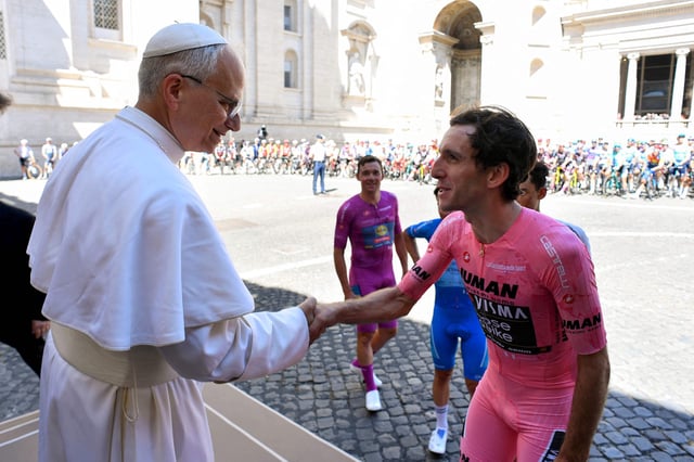 Papst Leo XIV. reicht Simon Yates die Hand
