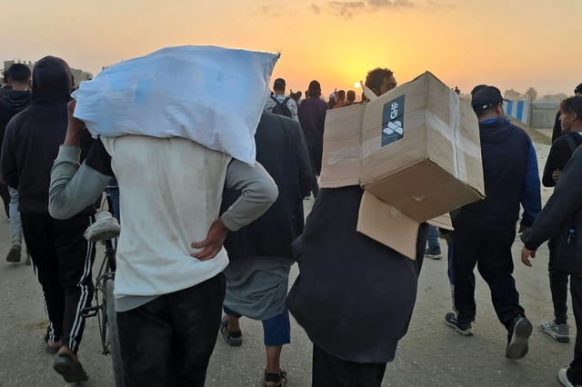 Die israelische Armee hat Vorwürfe zurückgewiesen, dass sie im Gazastreifen auf Zivilisten an einem Verteilzentrum für internationale Hilfsgüter geschossen habe. Die entsprechenden Berichten seien "falsch", erklärte die Armee.