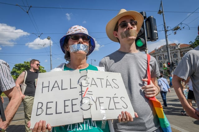 In Ungarn sind mehrere tausend Menschen gegen ein umstrittenes geplantes Gesetz der Regierung Orban zur Regulierung aus dem Ausland finanzierter Medien und Nichtregierungsorganisationen auf die Straße gegangen.