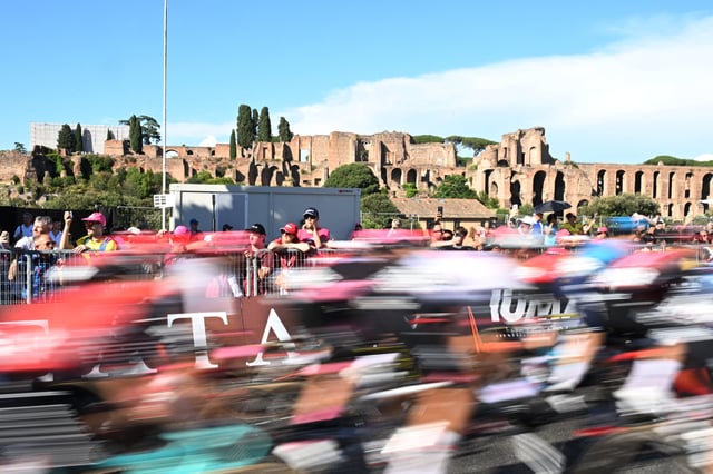 Cycling - Giro d'Italia - Stage 21 - Rome to Rome - Italy - June 1, 2025 General view of cyclists in action as the Palatine Hill is pictured in the background REUTERS/Jennifer Lorenzini