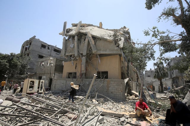 Les Palestiniens inspectent les dégâts sur le site d’une frappe israélienne sur une maison, à Gaza, le 1er juin 2025.