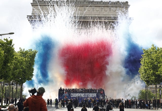 Soccer Football - Champions League - Paris St Germain Victory Parade - Paris, France - June 1, 2025 General view of smoke rising as the Paris St Germain players celebrate after winning the Champions League on the bus during the victory parade REUTERS/Abdul Saboor