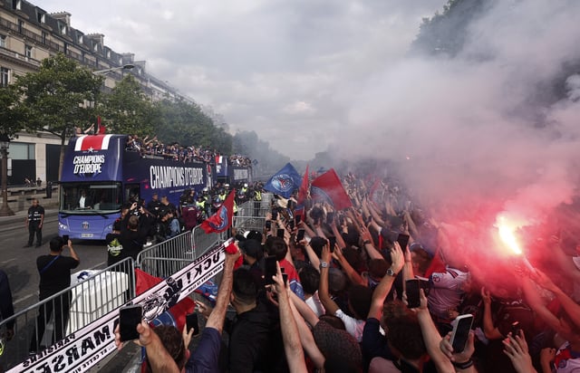 Soccer Football - Champions League - Paris St Germain Victory Parade - Paris, France - June 1, 2025 Paris St Germain players celebrate after winning the Champions League on the bus during the victory parade REUTERS/Christian Hartmann
