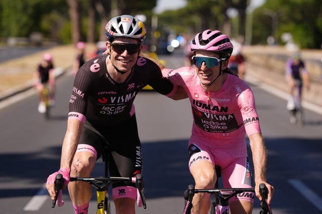 Simon Yates, de rosa, con Wout van Aert, clave el sábado a la hora de sentenciar el Giro.