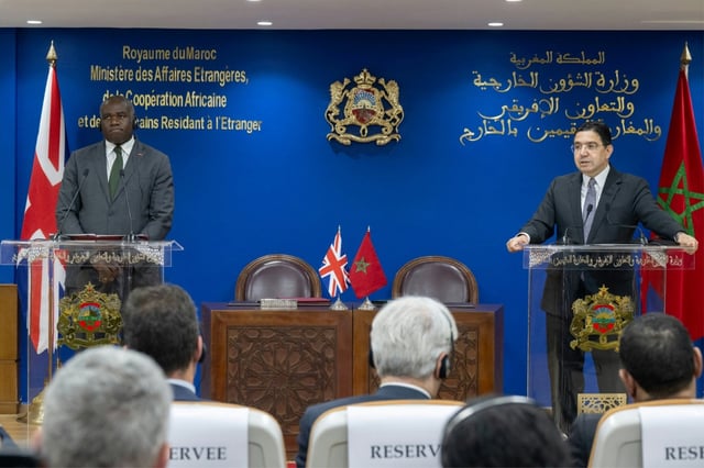 Le ministre britannique des Affaires étrangères, David Lammy (g) et son homologue marocain, Nasser Bourita, lors d'une conférence de presse à Rabat, le 1er juin 2025