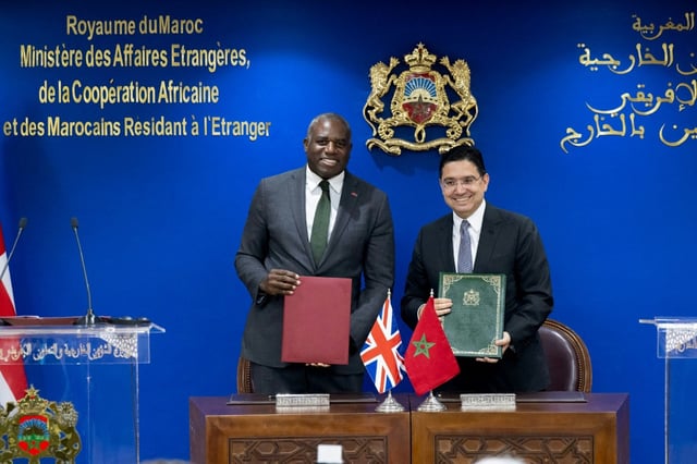 Le ministre britannique des Affaires étrangères, David Lammy (g) et son homologue marocain, Nasser Bourita, signent des accords à Rabat, le 1er juin 2025