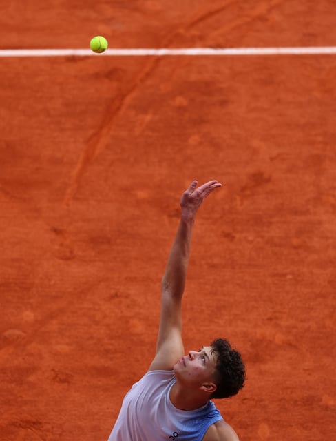 Tennis - French Open - Roland Garros, Paris, France - June 1, 2025 Ben Shelton of the U.S. in action during his fourth round match against Spain's Carlos Alcaraz REUTERS/Denis Balibouse