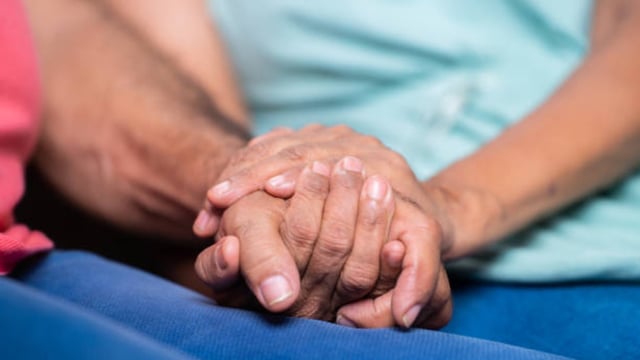 elderly couple hands 