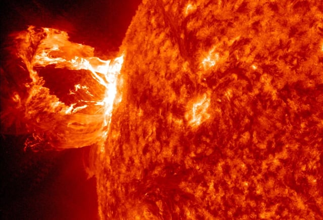 Una fotografía muestra una erupción de una prominencia solar.