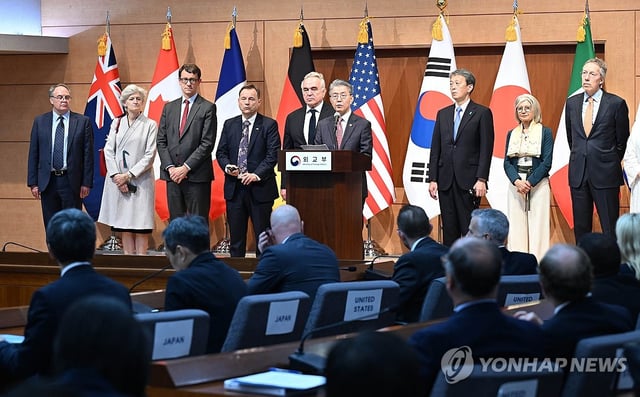 First Vice Foreign Minister Kim Hong-kyun (C) speaks about the launch of the Multilateral Sanctions Monitoring Team (MSMT) in a press conference at the foreign ministry in Seoul, together with U.S. Deputy Secretary of State Kurt Campbell (5th from L), Vice Foreign Minister Masataka Okano (7th from L) and the ambassadors of participating countries on the MSMT, in this file photo taken Oct. 16, 2024. (Pool photo) (Yonhap)