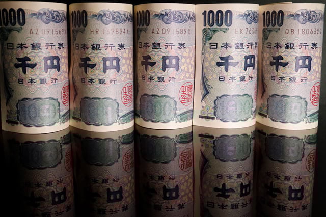 Banknotes of Japanese yen are seen in this illustration picture taken September 23, 2022. REUTERS/Florence Lo/Illustration/File photo