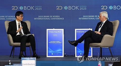 Bank of Korea (BOK) Gov. Rhee Chang-yong (L) speaks with Federal Reserve Gov. Christopher Waller during the 2025 BOK International Conference in Seoul on June 2, 2025. (Yonhap)