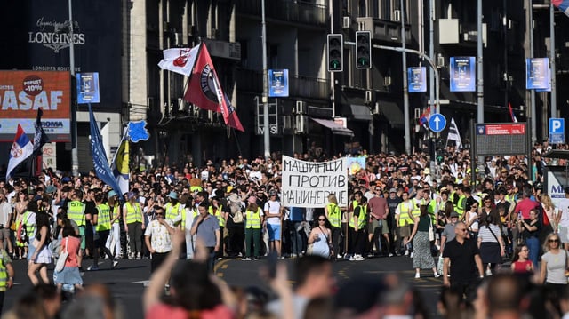 Menschen protestieren in Belgrad