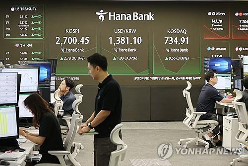Officials work at a dealing room of Hana Bank in Seoul on June 2, 2025. (Yonhap)