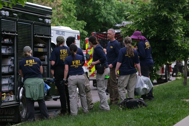 Une équipe du FBI sur les lieux d'une attaque contre une manifestation pour la libération des otages israéliens à Gaza, à Boulder, Colorado, le 1er juin 2025
