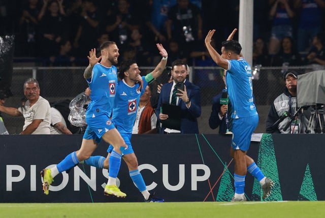 Soccer Football - CONCACAF Champions Cup - Final - Cruz Azul v Vancouver Whitecaps - Estadio Olimpico Mexico 1968, Mexico City, Mexico - June 1, 2025 Cruz Azul's Jesus Orozco celebrates scoring their first goal with teammates REUTERS/Henry Romero