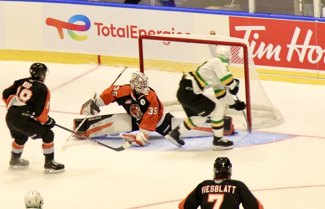 Rimouski, QC - Jacob Julien of the London Knights scores the first goal of the Memorial Cup final ina 4-1 Knights victory over th Medicine Hat Tigers on June 1, 2025.