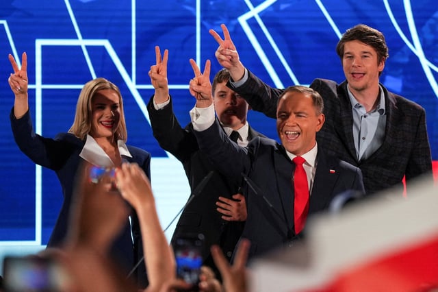 Le candidat à la présidence polonaise Karol Nawrocki, soutenu par le principal parti d’opposition Droit et Justice (PiS), sa femme Marta Nawrocka, ses fils Antoni et Daniel, à Varsovie, Pologne, le 1er juin 2025.