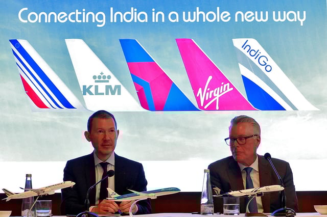 Le PDG d’Air France-KLM, Benjamin M. Smith, et le PDG de Delta Air Lines, Edward Herman Bastian, lors de la conférence de presse de la réunion annuelle de l’Association internationale du transport aérien (IATA) à New Delhi, en Inde, le 1er juin 2025.