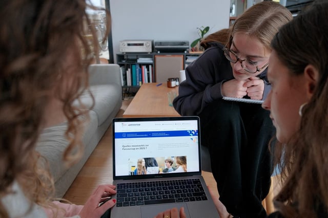 Les premiers résultats de Parcoursup paraissent lundi 2 juin 2025 à 19 heures Ici, des lycéens de Bois-le-Roi consultent la plateforme, le 19 décembre 2025.