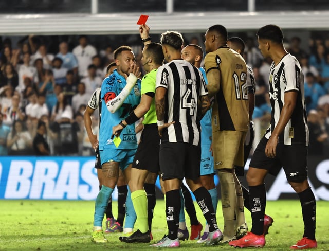 Soccer Football - Brasileiro Championship - Santos v Botafogo - Estadio Urbano Caldeira, Santos, Brazil - June 1, 2025 Santos' Neymar is shown a red card by referee Davi De Oliveira Lacerda REUTERS/Thiago Bernardes