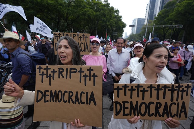 Demonstrators shouts slogans against the country's first judicial elections, while holding signs that read in Spanish, "RIP Democracy" at a protest by the Angel of Independence in Mexico City, Sunday, June 1, 2025. (AP Photo/Fernando Llano)