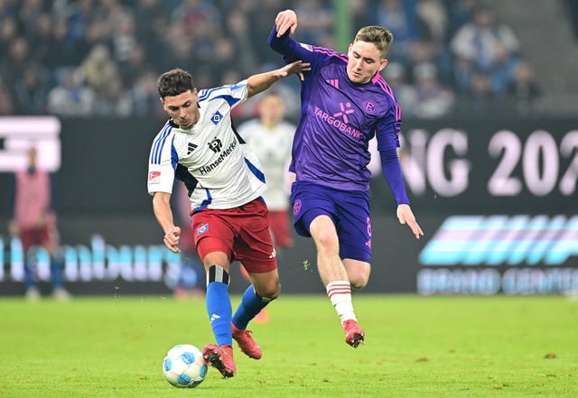 Düsseldorfs Isak Johannesson (r.) im Duell mit HSV-Profi William Mikelbrencis