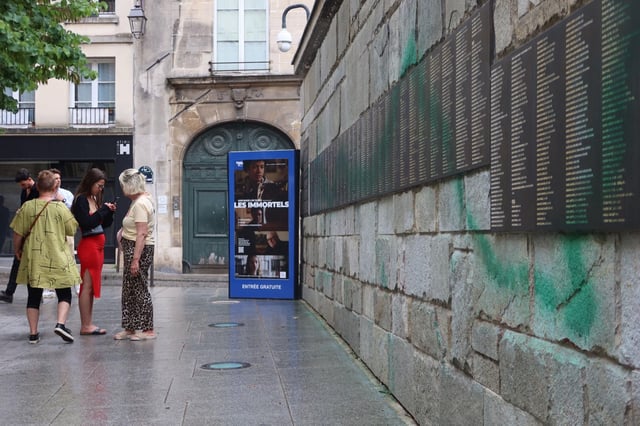 Le mur des justes du Mémorial de la Shoah a été dégradé avec de la peinture verte samedi 31 mai 2025 à Paris.