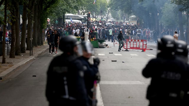 Pariser Polizei in der Nähe der Champs-Elysées