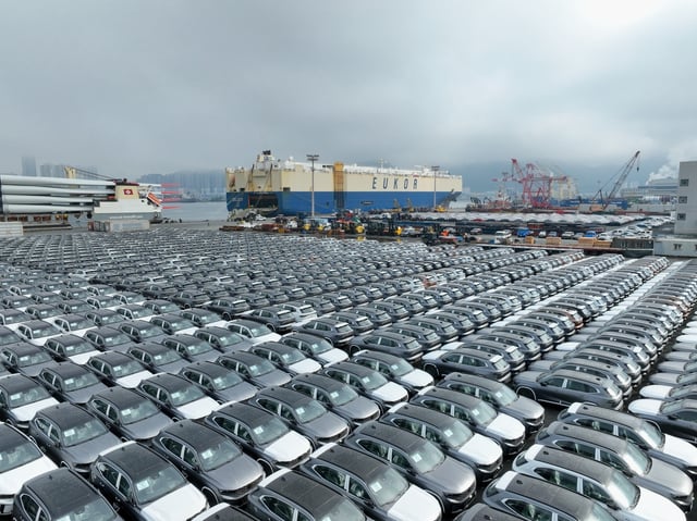 This undated file photo provided by Renault Korea Motors shows Grand Koleos SUVs waiting to be shipped for exports to Latin America at a port in South Korea. (PHOTO NOT FOR SALE) (Yonhap)