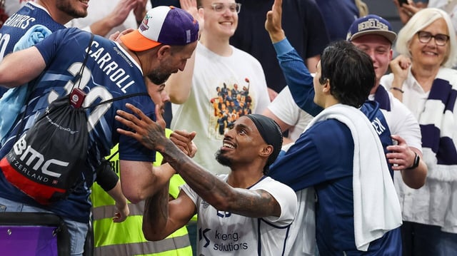 Michael Weathers von den MLP Academics Heidelberg feiert mit den Fans den Sieg bei Bayern München