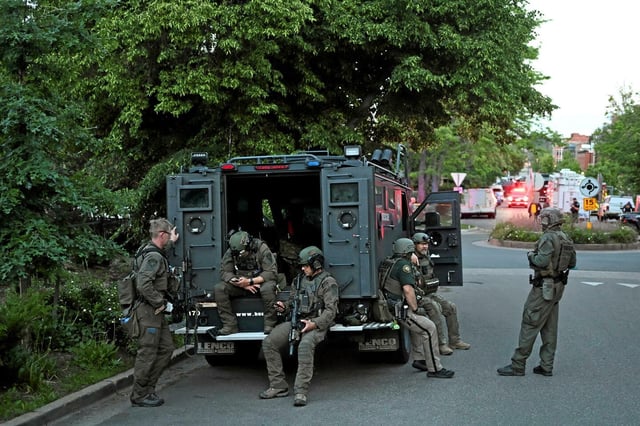 Plusieurs personnes ont été blessées lors d’une attaque menée par un homme muni d'engins incendiaires ce dimanche 1<sup>er</sup> juin alors qu’elles participaient à une manifestation pour la libération des otages israéliens retenus par le Hamas.

Ici, des membres des forces de l'ordre près de la scène de l'attaque.
