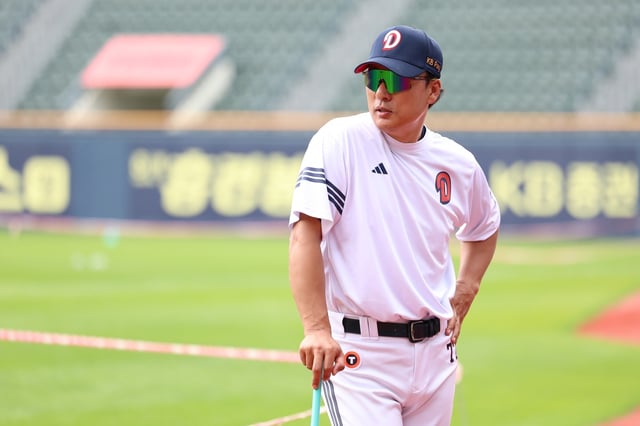 Doosan Bears manager Lee Seug-yuop watches his players during practice before a Korea Baseball Organization regular-season game against the SSG Landers at Jamsil Baseball Stadium in Seoul on May 21, 2025, in this photo provided by the Bears. (PHOTO NOT FOR SALE) (Yonhap)