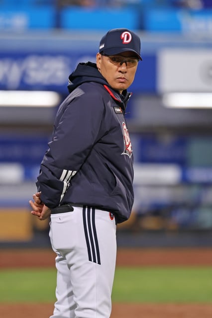 Doosan Bears manager Lee Seug-yuop watches his players during practice before a Korea Baseball Organization regular-season game against the Samsung Lions at Daegu Samsung Lions Park in Daegu, 235 kilometers southeast of Seoul, on May 3, 2025, in this photo provided by the Bears. (PHOTO NOT FOR SALE) (Yonhap)