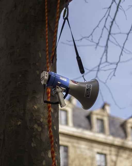 Devant le ministère de la Transition écologique, à Paris, le 4 mars 2024. 