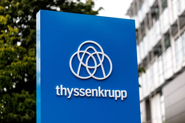 Der Schriftzug und das Logo der Thyssenkrupp AG ist an einem Firmenschild an einer Niederlassung vom Unternehmen in München (Bayern) zu sehen. Die Thyssenkrupp AG ist ein börsennotierter, diversifizierter Industriekonzern mit Schwerpunkt in der Stahlverarbeitung und größter Stahlhersteller in Deutschland.