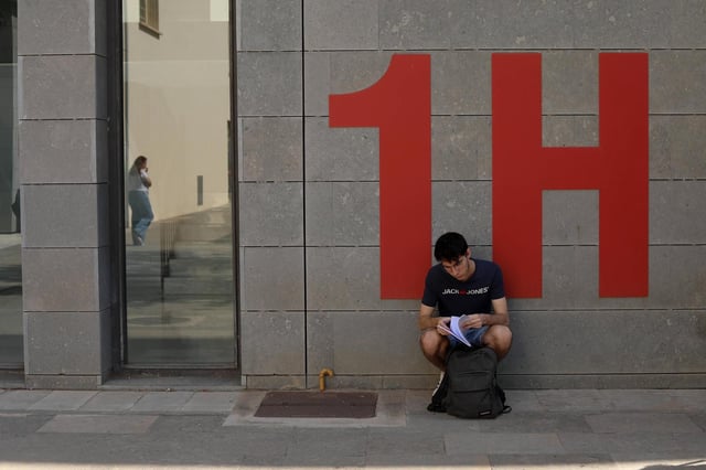Un alumno repasando antes de entrar a una de las pruebas de la selectividad del año pasado.