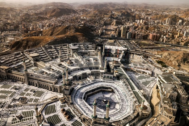 Vue aérienne de La Mecque, ville sainte de l'Islam, et de pèlerins au complexe de la Grande Mosqué, avant le pèlerinage annuel du Hajj, le 1er juin 2025 en Arabie saoudite
