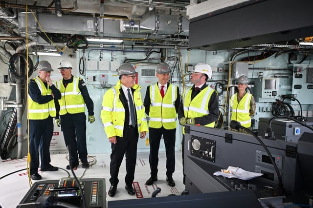 Le Premier ministre britannique Keir Starmer (c), le secrétaire britannique à la Défense John Healey (3e d) et le directeur du programme Type 26 de BAE Systems, David Shepherd (2e d), lors d'une visite de l'usine Govan de BAE Systems, à Glasgow, le 2 juin 2025 en Ecosse
