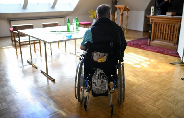 Bei der Qualität der Pflege in Heimen gibt es große regionale Unterschiede. Dabei geht es beispielsweise um die Dauermedikation mit Schlaf- und Beruhigungsmitteln, wie aus einer Auswertung des wissenschaftlichen Instituts der AOK hervorgeht.