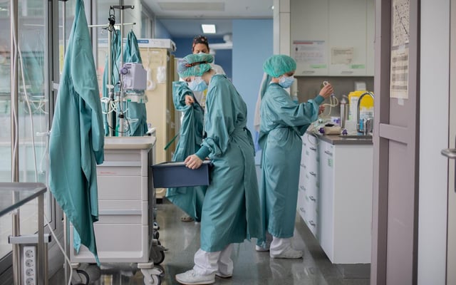 Personal sanitario trabajando en UCI del Hospital de la Santa Creu i Sant Pau en 2020.