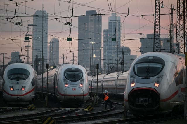 Ein Bahnreisender hat sich in einem ICE auf der Fahrt durch Niedersachsen in einer zwischen den Gepäckablagen gespannten Hängematte schlafen gelegt. Auf Interventionen von Zugpersonal und Bundespolizei reagierte der 57-Jährige mit Unverständnis.