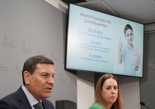 El consejero y la directora general de Tributos, en la presentación de la campaña