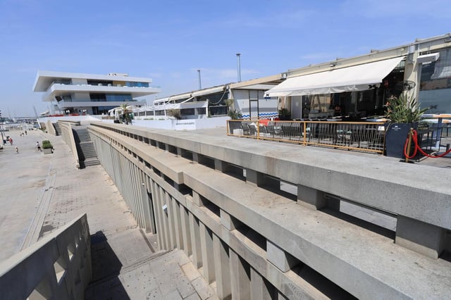 Muro del paseo elevado del aparcamiento del Veles e Vents donde se produjo el accidente en el que ha fallecido un menor