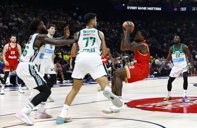 Basketball - EuroLeague Final Four - Third Place - Olympiacos v Panathinaikos - Etihad Arena, Abu Dhabi, United Arab Emirates - May 25, 2025 Olympiacos' Moses Wright in action with Panathinaikos' Omer Yurtseven and Mathias Lessort REUTERS/Rula Rouhana/File Photo