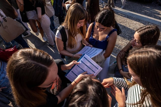 Varias alumnas realizan un repaso de última hora antes de comenzar los exámenes de la PAU, el año pasado en Barcelona.