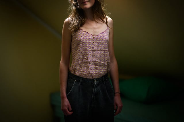 Une femme souffrant de TCA (trouble des conduites alimentaires) pose à l'hôpital de jour Barbara, à Nantes, le 20 mai 2025.