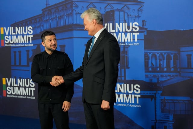 Lithuanian President Gitanas Nauseda welcomes Ukraine's President Volodymyr Zelenskiy during the NATO Bucharest Nine meeting in Vilnius, Lithuania June 2, 2025. REUTERS/Ints Kalnins